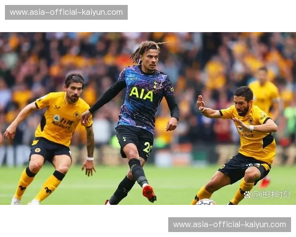 补时第四分钟，狼队替补汤姆埃多齐抽射绝平，主场球迷陷入疯狂