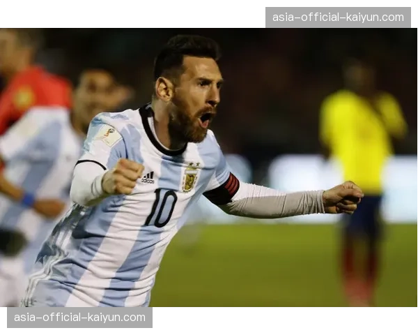 现场特写：大雨中的弗留利球场，乌迪内斯球迷用歌声激励主队对抗维罗纳